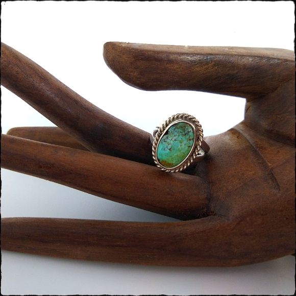 Vintage Navajo Turquoise & Sterling Silver Ring - Picture 6 of 12